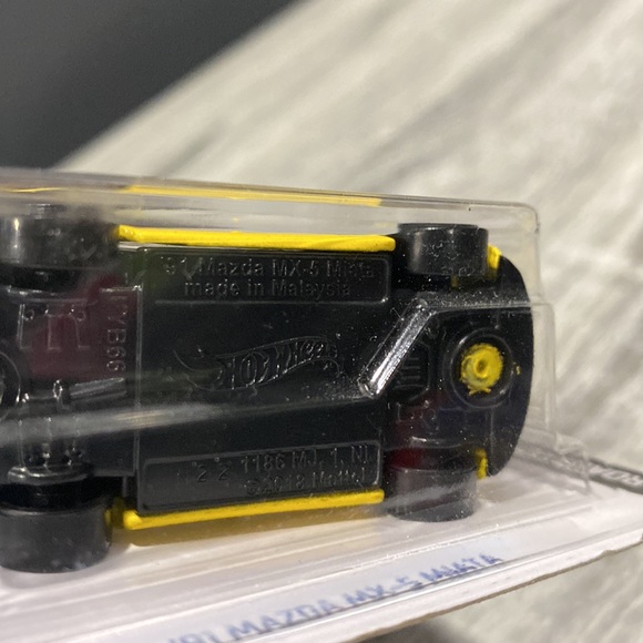 Hot Wheels | Roadsters #1/5: ‘91 Mazda MX-5 Miata - 1:64 Scale Diecast - Picture 5 of 10